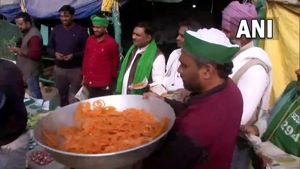 ಕೃಷಿ ಕಾಯ್ದೆ ವಾಪಸ್: ಜಿಲೇಬಿ ಹಂಚಿ ರೈತರ ಸಂಭ್ರಮ 