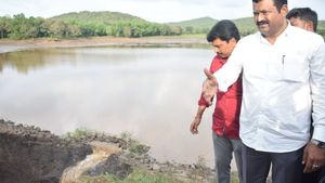 ಧಾರವಾಡ; ಒಡೆದ ಹೊಲ್ತಿಕೋಟಿ ಕೆರೆ ಶಾಶ್ವತ ದುರಸ್ತಿ 