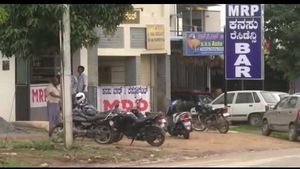 ಹಾಸನ: ಒಂದೇ ರಸ್ತೆಯಲ್ಲಿ 20ಕ್ಕೂ ಹೆಚ್ಚು ಬಾರ್ ಅಂಡ್ ರೆಸ್ಟೋರೆಂಟ್; ಸ್ಥಳೀಯ ನಿವಾಸಿಗಳಿಗೆ ಕಿರಿಕಿರಿ 