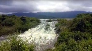 ಚಾಮರಾಜನಗರ; ಹಿರಿಕೆರೆಯಲ್ಲೀಗ ಜಲಸಡಗರ 