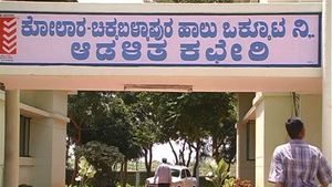 ಕೋಚಿಮುಲ್ ವಿಭಜನೆ; ಸಚಿವ, ಸಿಎಂ ಭಾವಚಿತ್ರಕ್ಕೆ ಹಾಲಿನ ಅಭಿಷೇಕ 