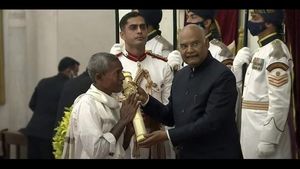 ಬರಿಗಾಲಿನಲ್ಲೇ ಬಂದು 'ಪದ್ಮಶ್ರೀ' ಸ್ವೀಕರಿಸಿದ ಅಕ್ಷರಸಂತ ಹರೇಕಳ ಹಾಜಬ್ಬ