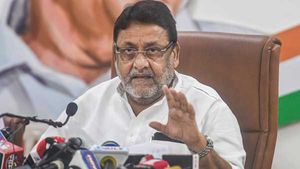  ದೇವೇಂದ್ರ ಫಡ್ನವೀಸ್ ವಿರುದ್ಧ ನವಾಬ್ ಮಲಿಕ್‌ನ ‘ಹೈಡ್ರೋಜನ್ ಬಾಂಬ್’