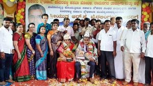 ವಿಶೇಷ ಸುದ್ದಿ: ನೆಚ್ಚಿನ ಗುರುವಿಗೆ ಬೆಳ್ಳಿ ಕಿರೀಟ ತೊಡಿಸಿ ಗುರುಭಕ್ತಿ ಮೆರೆದ  ವಿದ್ಯಾರ್ಥಿಗಳು 