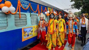 ವಿವಾದ ಎಬ್ಬಿಸಿದ ರಾಮಾಯಣ ಎಕ್ಸ್‌ಪ್ರೆಸ್ ವೈಟರ್‌ಗಳ ಧಿರಿಸು! 