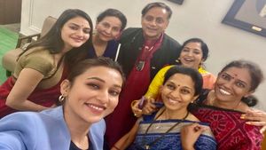 6 ಸಂಸದೆಯರೊಂದಿಗೆ ಶಶಿ ತರೂರ್‌ ಸೆಲ್ಫಿ ಹುಟ್ಟಿಸಿತು ವಿವಾದ: ಕಾರಣವೇನು?