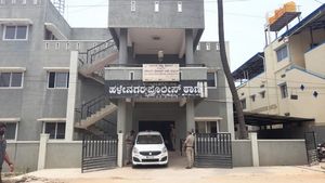 ಭದ್ರಾವತಿ ಪೊಲೀಸ್ ಠಾಣಾ ವ್ಯಾಪ್ತಿಯಲ್ಲಿ ಅರ್ಧ ಗಂಟೆಯೊಳಗೆ ಮೂರು ಕಡೆ ದರೋಡೆ