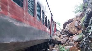 Breaking; ಗುಡ್ಡ ಕುಸಿತ, ಹಳಿ ತಪ್ಪಿದ ಯಶವಂತಪುರ-ಕಣ್ಣೂರು ರೈಲು 