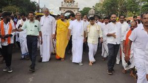 ಹಂಸಲೇಖ-ಪೇಜಾವರ ಶ್ರೀಗಳ ವಿಚಾರ; ವೀರೇಂದ್ರ ಹೆಗ್ಗಡೆ ಪ್ರತಿಕ್ರಿಯೆ