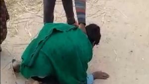 ವಿಡಿಯೋ: ಮತ ಹಾಕಲು ನಿರಾಕರಿಸಿದ ದಲಿತನಿಗೆ ಎಂಜಲು ನೆಕ್ಕಲು ಒತ್ತಾಯ