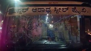 ದಾವಣಗೆರೆ: ಅರುಣಾ ಚಿತ್ರಮಂದಿರ ಬಳಿ ಬಸ್ ಗ್ಲಾಸ್ ಪುಡಿಪುಡಿ ಮಾಡಿದ್ದೇಕೆ? 