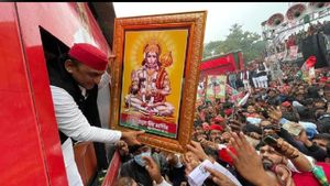ಅಖಿಲೇಶ್ ರಥಯಾತ್ರೆಯಲ್ಲಿ ಅಂಬೇಡ್ಕರ್ ಪ್ರತಿಮೆ ಉಡುಗೊರೆ