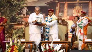 ಧರ್ಮಸ್ಥಳ; ಬರಿಗಾಲಿನಲ್ಲಿ ನಡೆದ ರಾಜ್ಯಪಾಲ ಥಾವರ್ ಚಂದ್ 