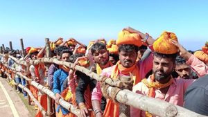 ಪಾದುಕೆ ದರ್ಶನ ಪಡೆದ ಭಕ್ತರು; ಶಾಂತಿಯುತವಾಗಿ ದತ್ತ ಜಯಂತಿಗೆ ತೆರೆ