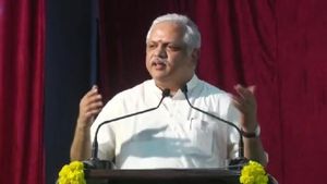 ಸಿದ್ದರಾಮಯ್ಯಗೆ ಉತ್ತರ ಕೊಟ್ಟರೆ ಕೊಚ್ಚೆಗೆ ಕಲ್ಲು ಎಸೆದಂತೆ; ಸಂತೋಷ್ 