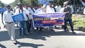 ಮೈಸೂರಿನಲ್ಲಿ ರಂಗಾಯಣ ನಿರ್ದೇಶಕ ಅಡ್ಡಂಡ ಕಾರ್ಯಪ್ಪ ಪರ- ವಿರುದ್ಧ ಪ್ರತಿಭಟನೆ