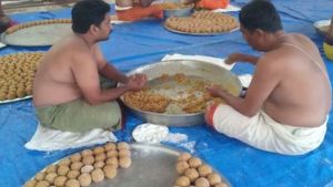ವಿಡಿಯೋ; ಹೊಸ ವರ್ಷದಂದು ಭಕ್ತರಿಗೆ ಹಂಚಲು 2.5 ಲಕ್ಷ ಲಡ್ಡು ತಯಾರಿ 