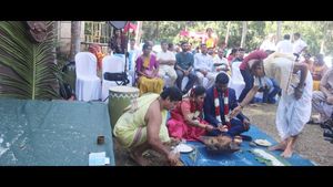 ಮಂಗಳೂರು: ನದಿ ತಟದಲ್ಲಿ, ಪ್ರಕೃತಿಯ ಮಡಿಲಲ್ಲಿ ಮದುವೆಯಾದ ಜೋಡಿ