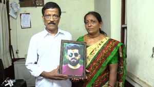 ಮೃತ ಮಗನ ವಿಮೆ ಹಣ ಹೆತ್ತವರಿಗೆ ನೀಡದೇ ವಂಚಿಸಿದ ವಕೀಲ 