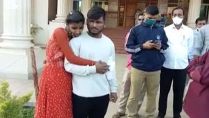 ವಿಡಿಯೋ; ಪ್ರೇಮ ವಿವಾಹವಾದ ಮಗಳು, ಜುಟ್ಟು ಹಿಡಿದು ಎಳೆದಾಡಿದ ತಂದೆ! 