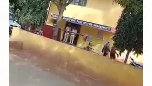 ಚಿತ್ರದುರ್ಗ: ಸ್ನಾನ ಮಾಡುತ್ತಿದ್ದವನನ್ನು ಹಾಗೇ ಠಾಣೆಗೆ ಕರೆತಂದ ಪೊಲೀಸ್ ; ವಿಡಿಯೋ ವೈರಲ್