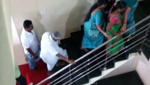 ವಿಡಿಯೋ; ಮತದಾನ ಮಾಡಲು ಬರಿಗಾಲಲ್ಲಿ ಬಂದ ರೇವಣ್ಣ! 
