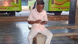 ರಾಣೇಬೆನ್ನೂರು: ಕೆಎಸ್‌ಆರ್‌ಟಿಸಿ ಬಸ್‌ಗಾಗಿ ಕಾದು ಕುಳಿತ ಎಂಎಲ್‌ಸಿ ಶಾಂತಾರಾಮ್ ಸಿದ್ಧಿ