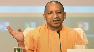 ಮಹಾತ್ಮ ಗಾಂಧಿಯನ್ನು ಉಲ್ಲೇಖಿಸಿ ವಿಪಕ್ಷ ಕಾಳೆಲೆದ ಯೋಗಿ ಆದಿತ್ಯನಾಥ್‌