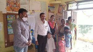  ರಾಮನಗರ: ತಮ್ಮ ಮಗನನ್ನು ಸರ್ಕಾರಿ ಅಂಗನವಾಡಿಗೆ ದಾಖಲಿಸಿ ಮಾದರಿಯಾದ ನ್ಯಾಯಾಧೀಶ 