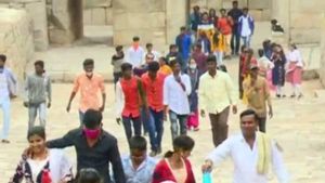 ಹೊಸ ವರ್ಷಾಚರಣೆಯಂದು ಚಿತ್ರದುರ್ಗ ಕೋಟೆಗೆ ಹರಿದುಬಂದ ಪ್ರವಾಸಿಗರ ದಂಡು