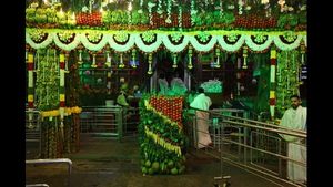  ಹೊಸ ವರ್ಷ ಹಿನ್ನಲೆ; ಲಕ್ಷಾಂತರ ಹೂವುಗಳಿಂದ ಸಿಂಗಾರಗೊಂಡ ಧರ್ಮಸ್ಥಳ ದೇಗುಲ