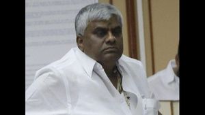 ಸರ್ಕಾರ ಪಾಪರ್ ಆಗಿದ್ದರೆ ಉಪನ್ಯಾಸಕರಿಗೆ ನಾನೇ ಸಂಬಳ ಕೊಡ್ತೀನಿ; ಎಚ್.ಡಿ. ರೇವಣ್ಣ