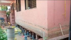 ಕೊಳಚೆ ನೀರು ನುಗ್ಗುವುದು ತಡೆಯಲು ಮನೆ 3 ಅಡಿ ಮೇಲೆತ್ತಿದ ಮಾಲೀಕ!