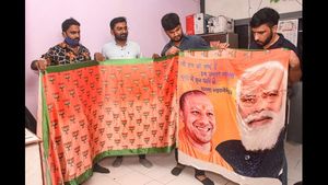 ಉತ್ತರ ಪ್ರದೇಶದಲ್ಲಿ ಪಿಎಂ ಮೋದಿ, ಸಿಎಂ ಯೋಗಿ ಚಿತ್ರವಿರುವ ಸೀರೆಗಳದ್ದೇ ಸದ್ದು! 