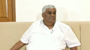 ಬೀದಿ ನಾಯಿಗಳ ಹಾವಳಿ; ರೇವಣ್ಣ ಕೊಟ್ಟ ಸಲಹೆ ನೋಡಿ! 
