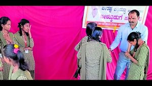 ನೆಚ್ಚಿನ ಶಿಕ್ಷಕ ವರ್ಗಾವಣೆ: ನಮಸ್ಕರಿಸಿ, ಕಣ್ಣೀರಿಟ್ಟ ವಿದ್ಯಾರ್ಥಿಗಳು 