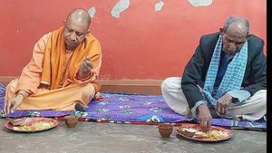  ವಿಡಿಯೋ: ದಲಿತರ ಮನೆಯಲ್ಲಿ ಯುಪಿ ಸಿಎಂ ಸಹ ಭೋಜನ