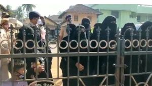 ಉಡುಪಿ: ಹಿಜಾಬ್ ಮುಂದುವರಿಸಿದರೆ ಪಂಚೆ, ರುದ್ರಾಕ್ಷಿ ಮಾಲೆ ಧರಿಸುತ್ತೇವೆ; ವಿದ್ಯಾರ್ಥಿ ಆಕ್ರೋಶ