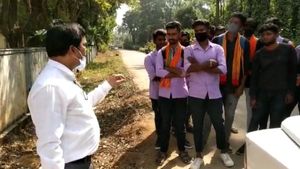 ಹಾಸನ, ಚಿಕ್ಕಮಗಳೂರಿನಲ್ಲಿ ಹಿಜಾಬ್ ಕಿರಿಕ್; ಕೇಸರಿ ಶಾಲು ಧರಿಸಿ ಬಂದವರನ್ನು ತಡೆದ ಪ್ರಾಂಶುಪಾಲ