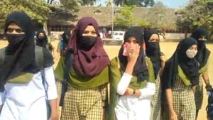 ಶಿವಮೊಗ್ಗ: ಹಿಜಾಬ್‌ಗಾಗಿ ಪರೀಕ್ಷೆಯನ್ನೇ ತ್ಯಜಿಸಿ ಹೊರಟ ವಿದ್ಯಾರ್ಥಿನಿಯರು