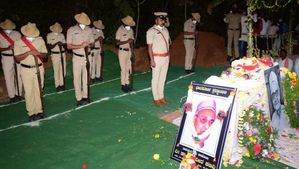 ಪೊಲೀಸ್ ಗೌರವದೊಂದಿಗೆ ಕವಿ ಚೆನ್ನವೀರ ಕಣವಿ ಅಂತ್ಯಕ್ರಿಯೆ 