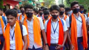 ಹಿಜಾಬ್ ಕಿಚ್ಚು; ನಡುರಸ್ತೆಯಲ್ಲೇ ವಿದ್ಯಾರ್ಥಿಗಳಿಗೆ ಪ್ರಾಂಶುಪಾಲರ ಪಾಠ 