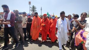 2ನೇ ದಿನದ ಮೇಕೆದಾಟು ಪಾದಯಾತ್ರೆ: ಹಲವು ಮಠಾಧೀಶರು ಭಾಗಿ; ಕೆಂಗೇರಿಯಲ್ಲಿ ವಾಸ್ತವ್ಯ