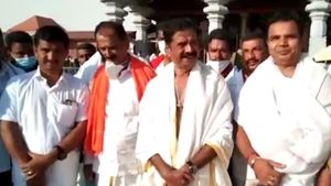 ಕಮಿಷನ್ ಆರೋಪ; ಧರ್ಮಸ್ಥಳದಲ್ಲಿ ಹಾಲಪ್ಪ- ಬೇಳೂರು ಆಣೆ ಪ್ರಮಾಣ ಪ್ರಹಸನ