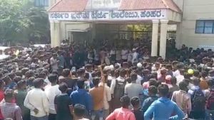 ವಿಡಿಯೋ; ಹರಿಹರದಲ್ಲಿ ತಾರಕ್ಕೇರಿದ ಹಿಜಾಬ್ ವಿವಾದ 