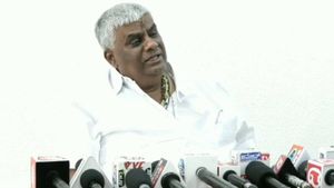 ಶಿಕ್ಷಣ ಕೊಡಿ ಅಂದ್ರೆ, ಕೇಸರಿ ಶಾಲು ಕೊಡ್ತಾರೆ; ಇಂಥಾ ಸರ್ಕಾರ ನನ್ನ ಜೀವನದಲ್ಲೇ ನೋಡಿಲ್ಲ: ರೇವಣ್ಣ