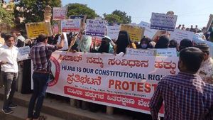 ದಾವಣಗೆರೆ; ಹಿಜಾಬ್ ಪರ, ವಿರೋಧ ಪ್ರತಿಭಟನೆ 