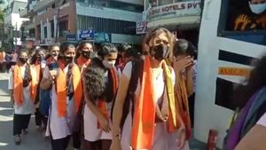 ಕುಂದಾಪುರ: ಕೇಸರಿ ಶಾಲು ತೊಟ್ಟು ಕಾಲೇಜಿನವರೆಗೆ ವಿದ್ಯಾರ್ಥಿಗಳಿಂದ ಮೆರವಣಿಗೆ 