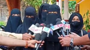 ಹಿಜಾಬ್; ತೀರ್ಪು ಬರುವವರೆಗೆ ಪರೀಕ್ಷೆ ಮುಂದೂಡಿ ವಿದ್ಯಾರ್ಥಿಗಳು 