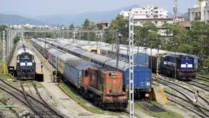IRCTC : ಎಲ್ಲಾ ರೈಲುಗಳಲ್ಲಿ ಬೇಯಿಸಿದ ಆಹಾರ ಸೇವೆ ಪುನರಾರಂಭ